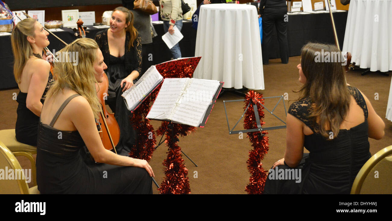Zeichenkette-Quartett spielen Weihnachten Weihnachtslieder. Stockfoto