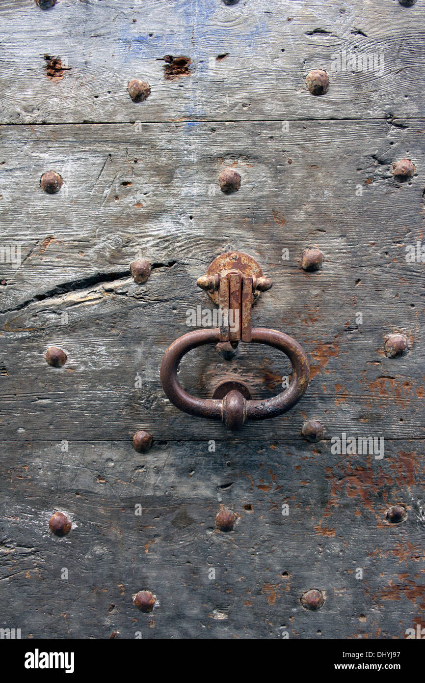 Verrostete Türklopfer auf einer alten Holztür in Chianale Stockfoto