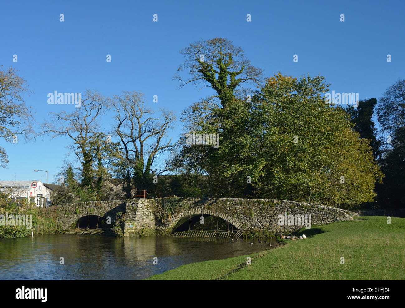Der Fluss Bela und die alte Brücke. Milnthorpe, Cumbria, England, Vereinigtes Königreich, Europa. Stockfoto