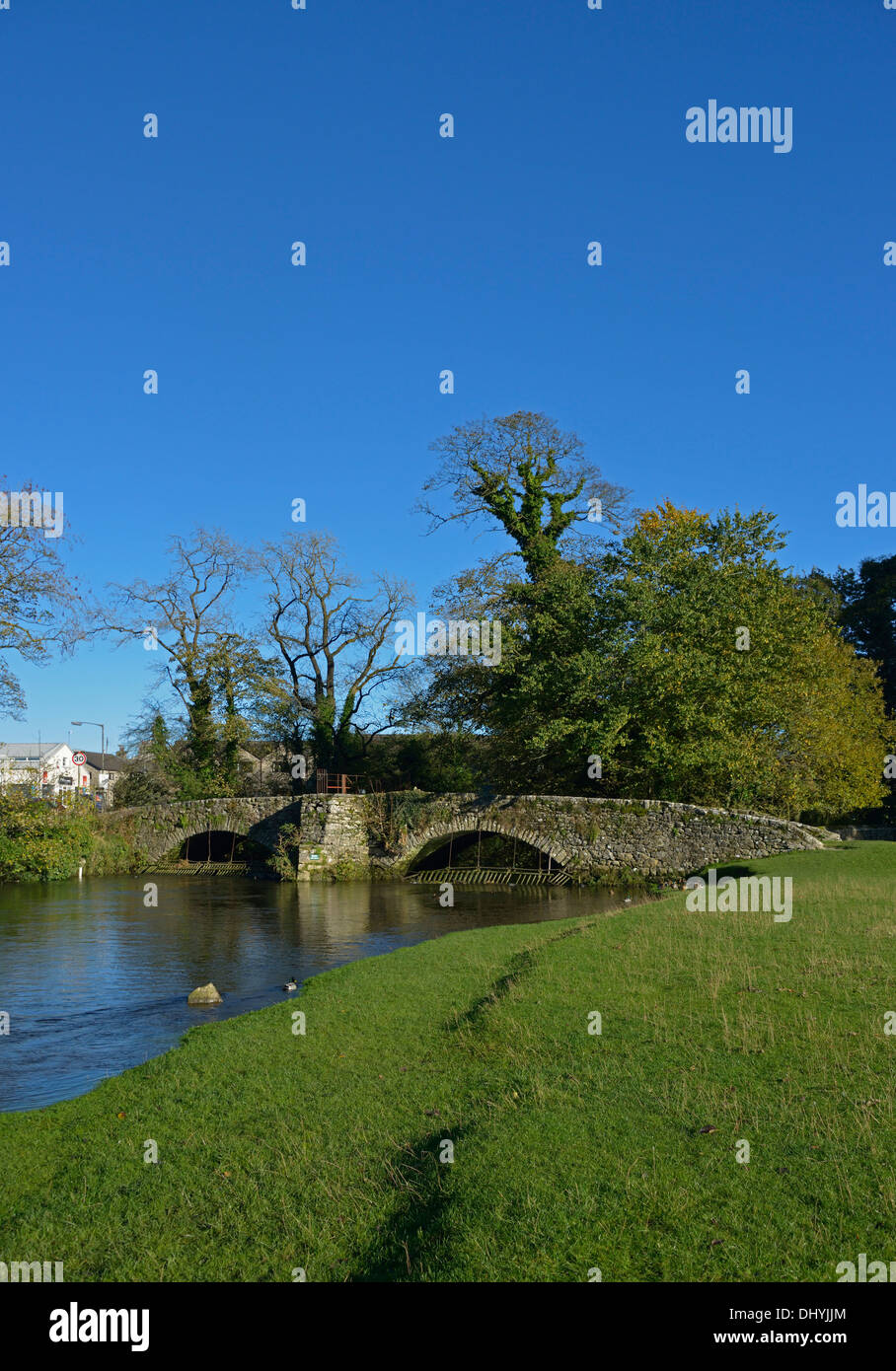 Der Fluss Bela und die alte Brücke. Milnthorpe, Cumbria, England, Vereinigtes Königreich, Europa. Stockfoto