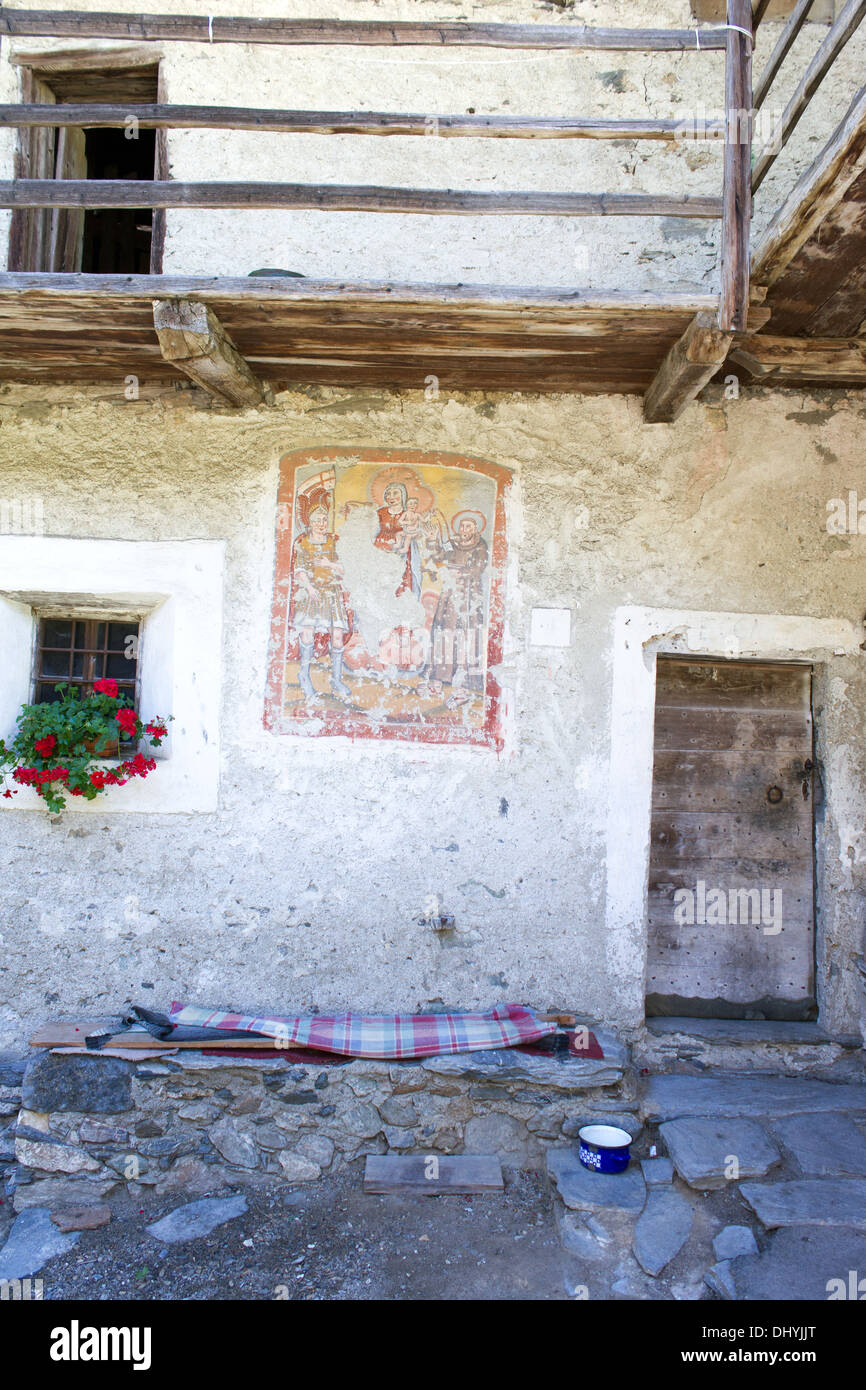 Votiv Fresko an der Fassade eines alten Occitan-Gebäudes Stockfoto