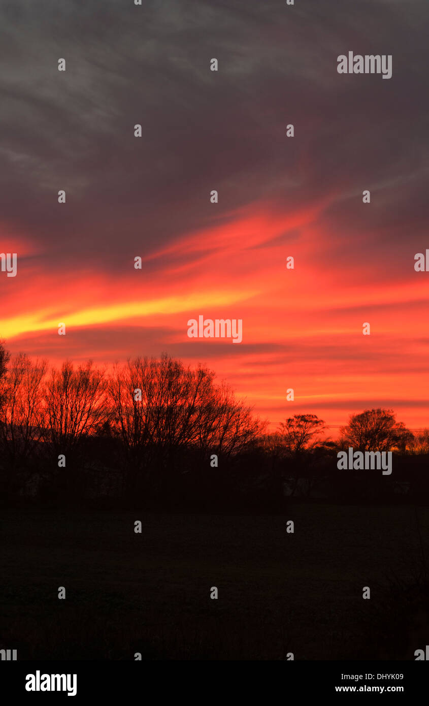 Roter Himmel Sonnenuntergang über die East Sussex-Landschaft bei Winchelsea Strand UK Stockfoto