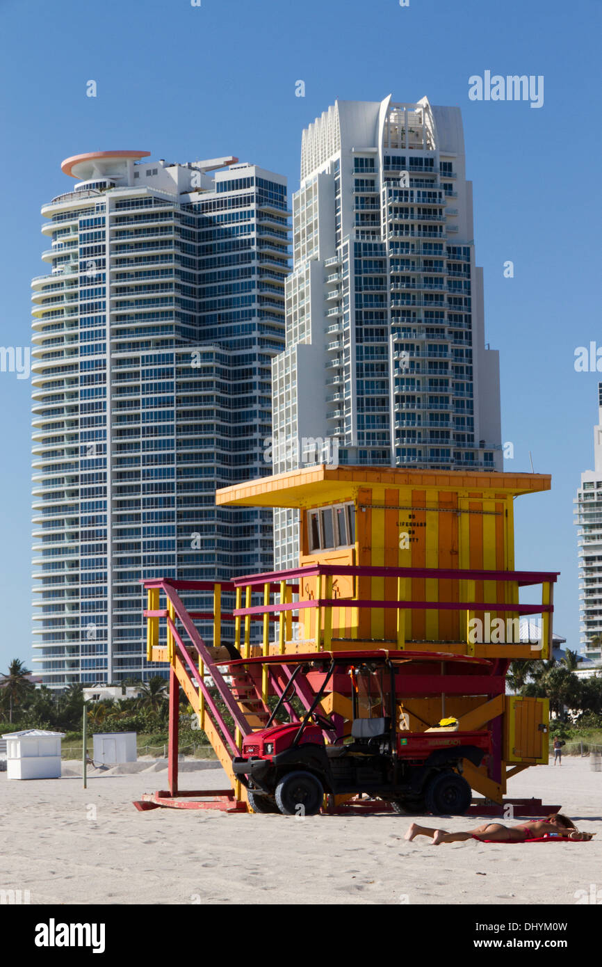 Strandwache in Miami Beach mit Wohnblöcke im Hintergrund Stockfoto