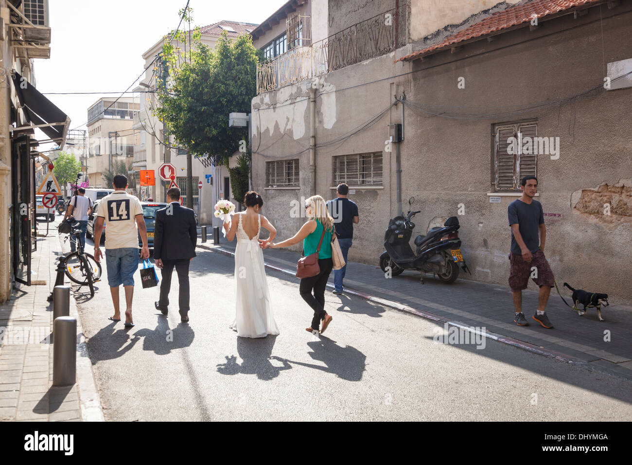 Braut, die die Straße in Neve Tzedek, Tel Aviv, Israel Stockfoto