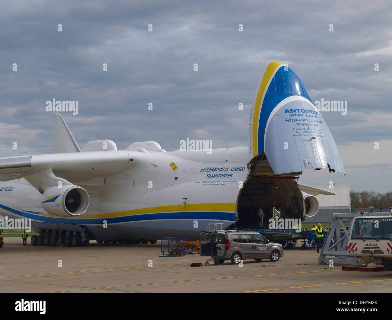 Nosegear gestiegen und verlängerte Ladefläche der Antonov An-225 während des Ladens Session im Pleso Flughafen Zagreb, Kroatien. Stockfoto