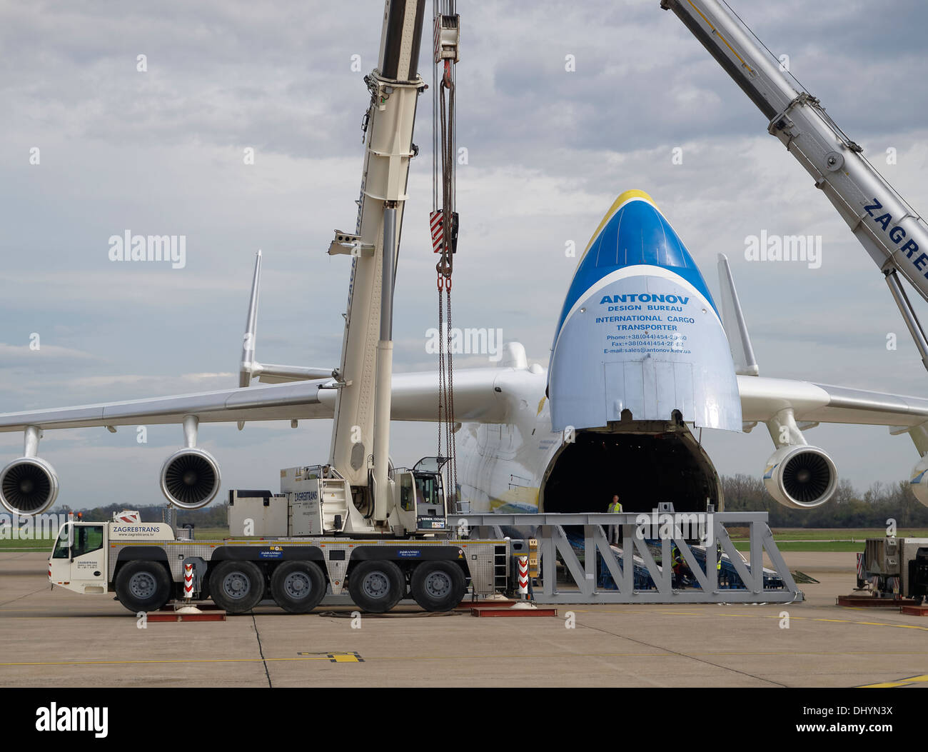 Teilansicht der Antonov An-225 während des Ladens Sitzung auf die Pleso Flughafen Zagreb, Kroatien. Krane und Schwergut gesehen. Stockfoto