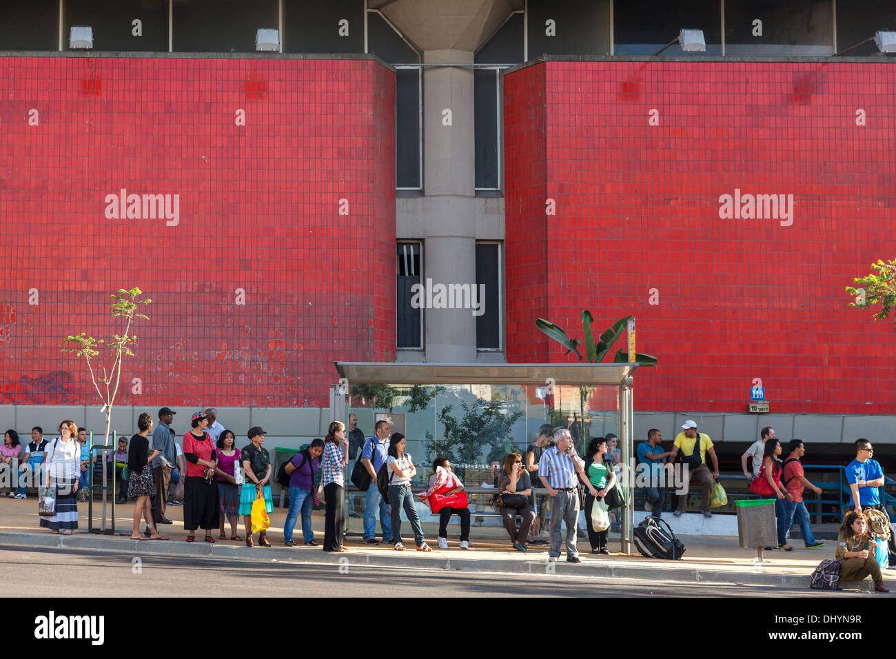 Menschen warten auf den Bus vor dem neuen zentralen Busbahnhof in Tel Aviv, Israel Stockfoto