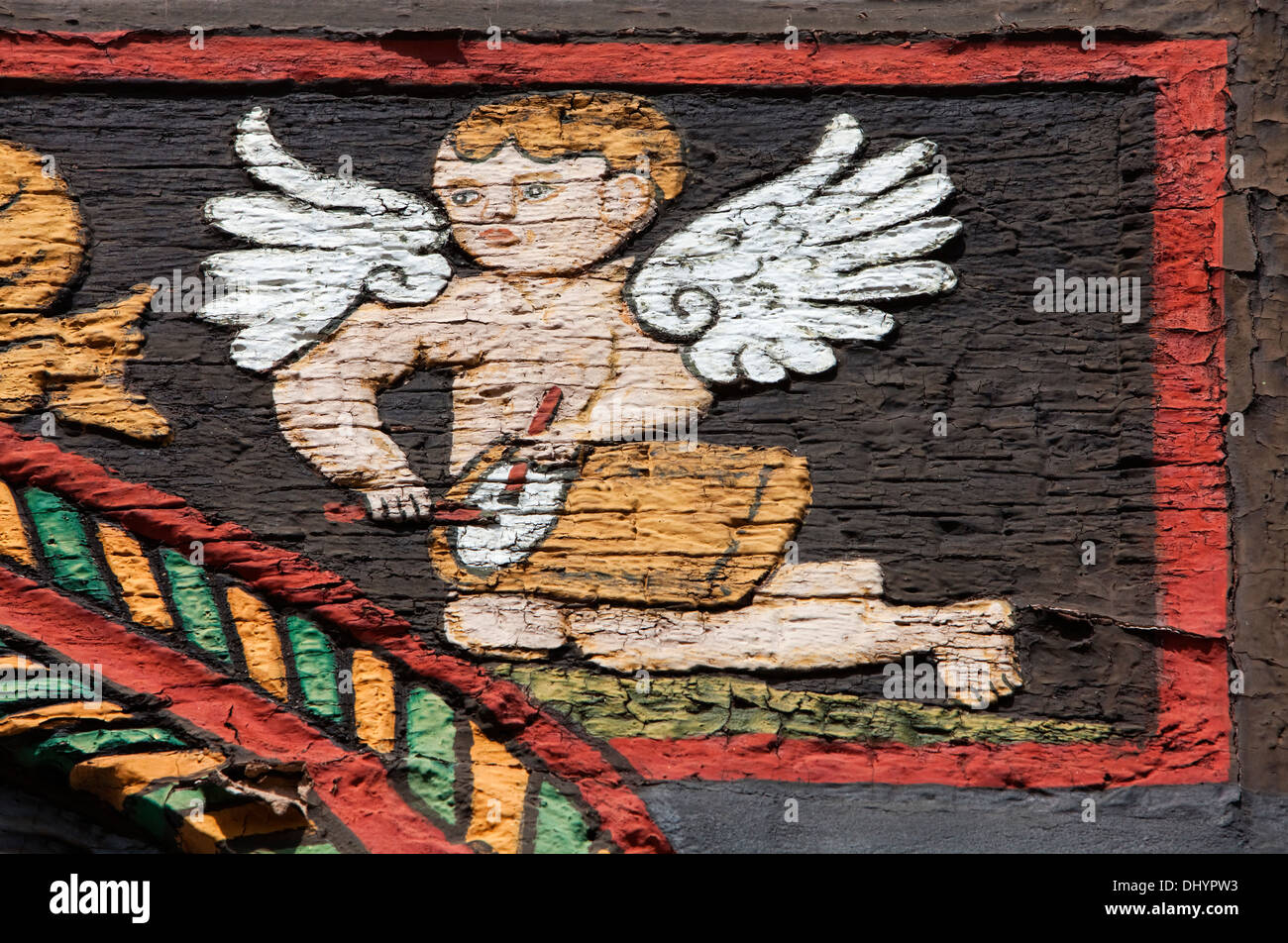 Engel mit Drums, reich verzierten Fachwerk-Stil, Dekorationen auf ein Fachwerkhaus, Einbeck, Niedersachsen, Deutschland, Europa Stockfoto