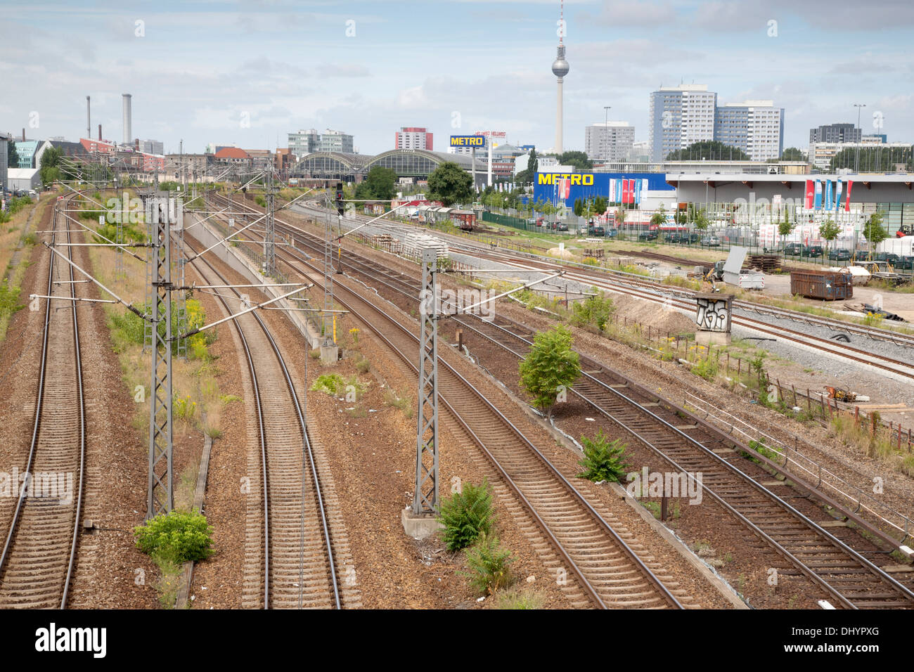 Eisenbahn mit Bahnhof Ostbahnhof und dem Fernsehturm Kommunikation Turm im Hintergrund; Berlin; Deutschland Stockfoto