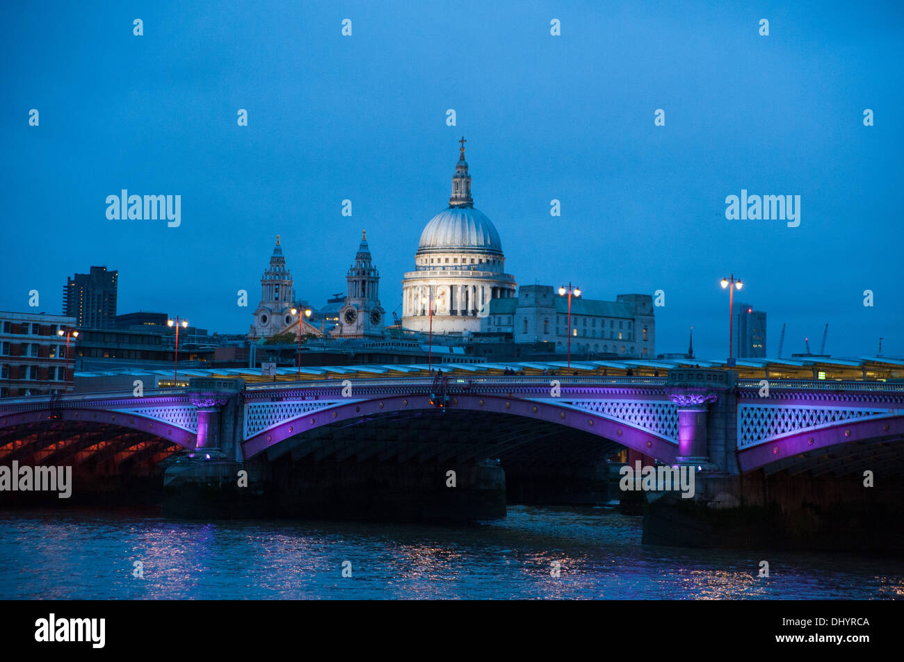 Blick auf St. Pauls Kathedrale genommen in der Abenddämmerung von der South Bank London UK Stockfoto