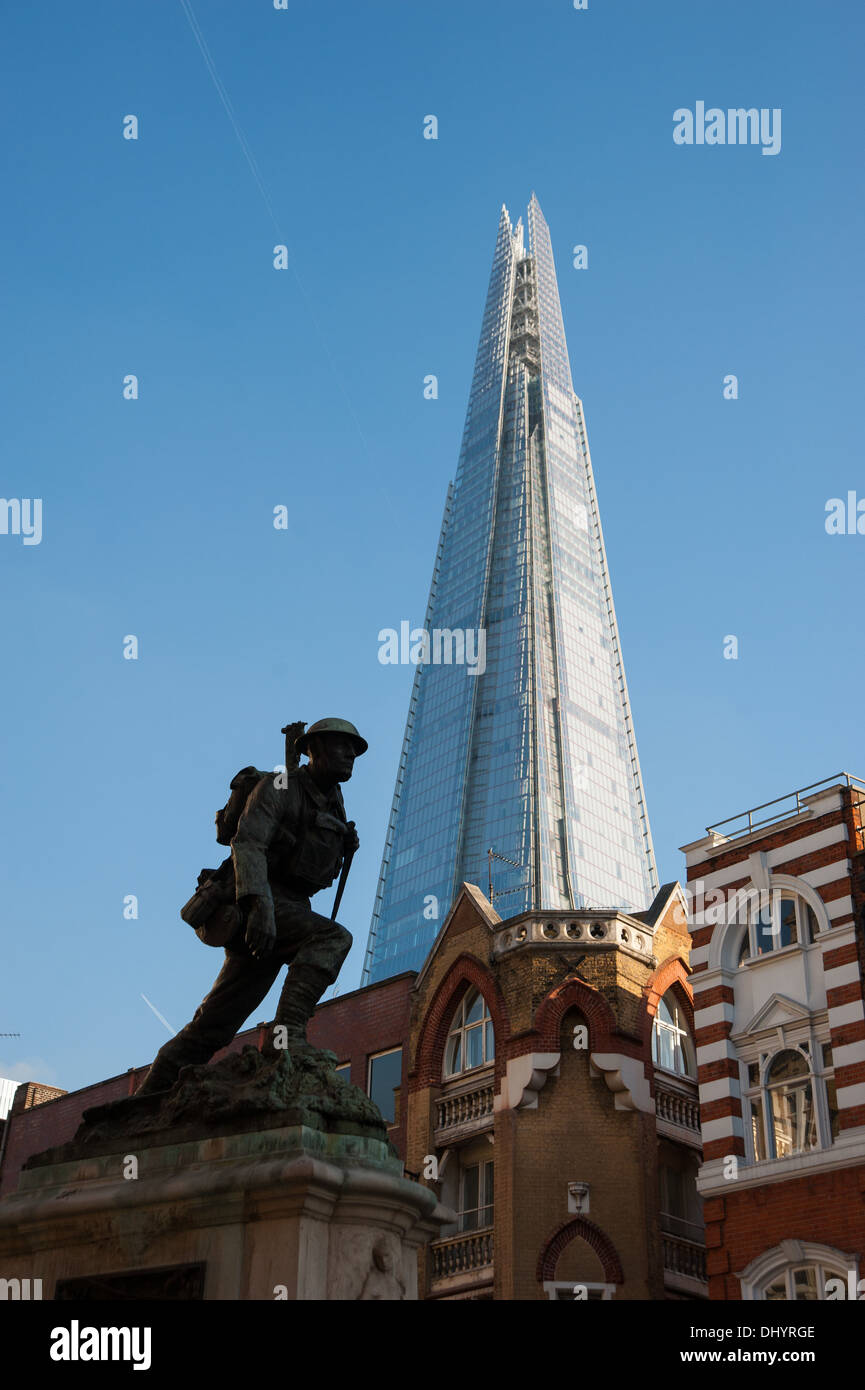 Der Shard London höchste Gebäude fotografiert von der Krieg-Denkmal-Soldat im Borough High Street UK Stockfoto
