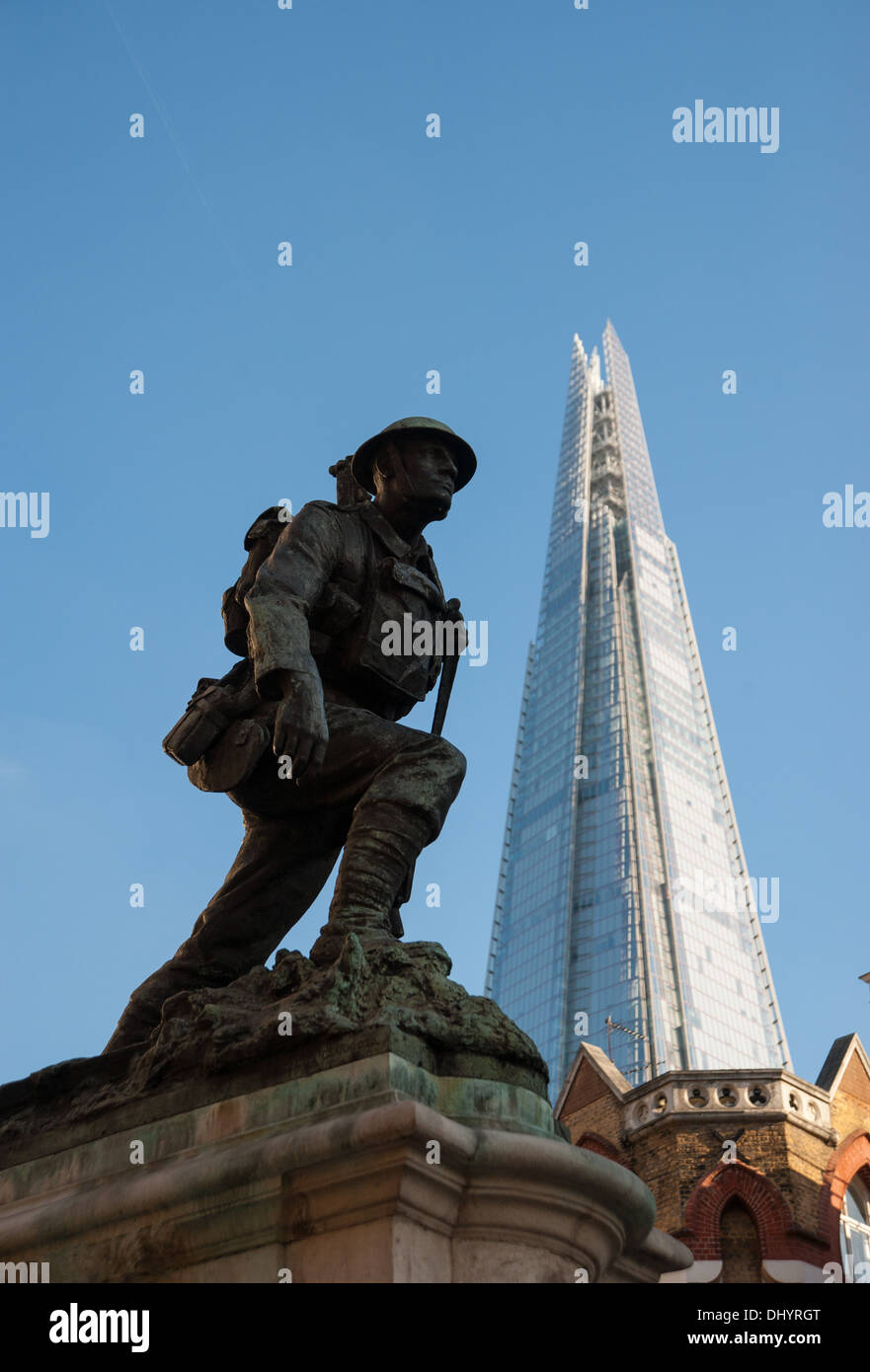 Der Shard London höchste Gebäude fotografiert von der Krieg-Denkmal-Soldat im Borough High Street UK Stockfoto