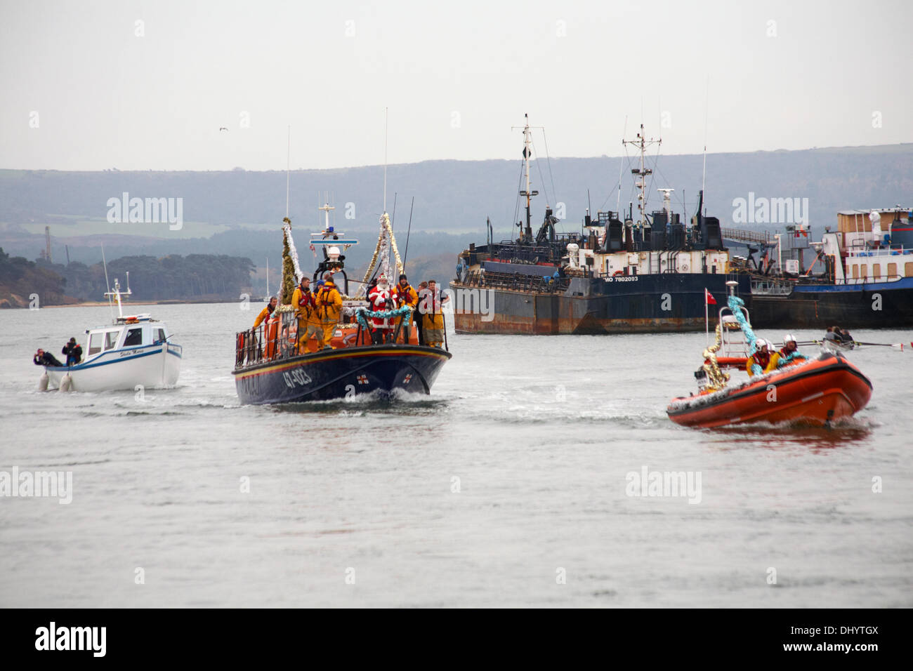 Poole, UK Sonntag, 17. November 2013. Weihnachtsmann, Santa Claus kommt in Poole. Er kam auf einem Rettungsboot mit RNLI-Crew, bereit für die Santa-Parade mit Menschenmengen säumen die Straßen, um ihn zu begrüßen. Bildnachweis: Carolyn Jenkins/Alamy Live-Nachrichten Stockfoto