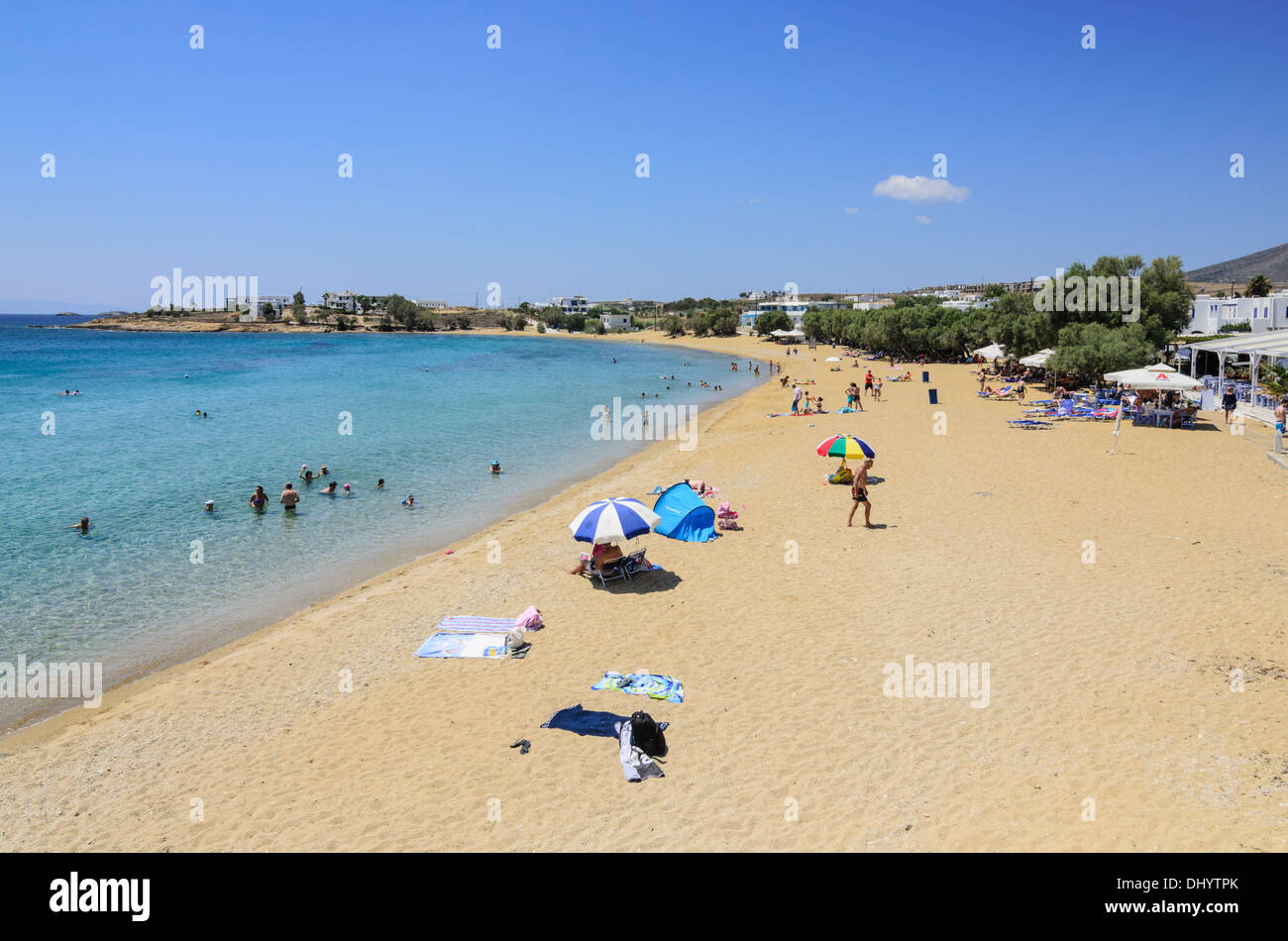 Menschen am Strand und im Meer am Strand Logaras, Paros, Kykladen, Griechenland Stockfoto