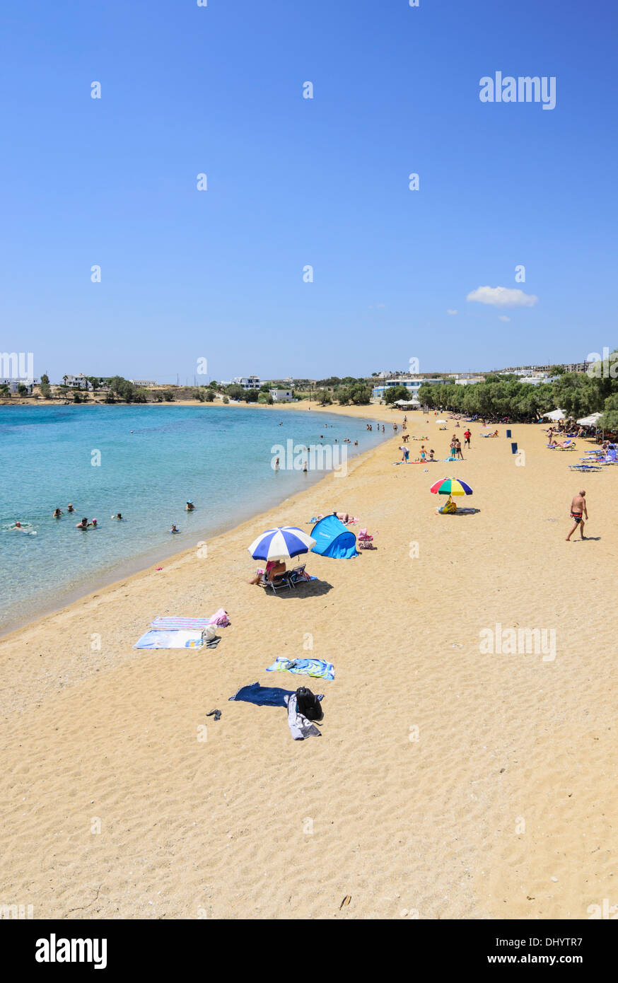 Menschen am Strand und im Meer am Strand Logaras, Paros, Kykladen, Griechenland Stockfoto