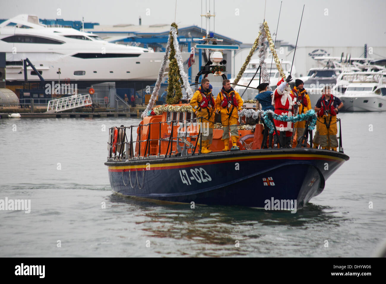 Poole, UK Sonntag, 17. November 2013. Weihnachtsmann, Santa Claus kommt in Poole. Er kam auf einem Rettungsboot mit RNLI-Crew, bereit für die Santa-Parade mit Menschenmengen säumen die Straßen, um ihn zu begrüßen. Bildnachweis: Carolyn Jenkins/Alamy Live-Nachrichten Stockfoto