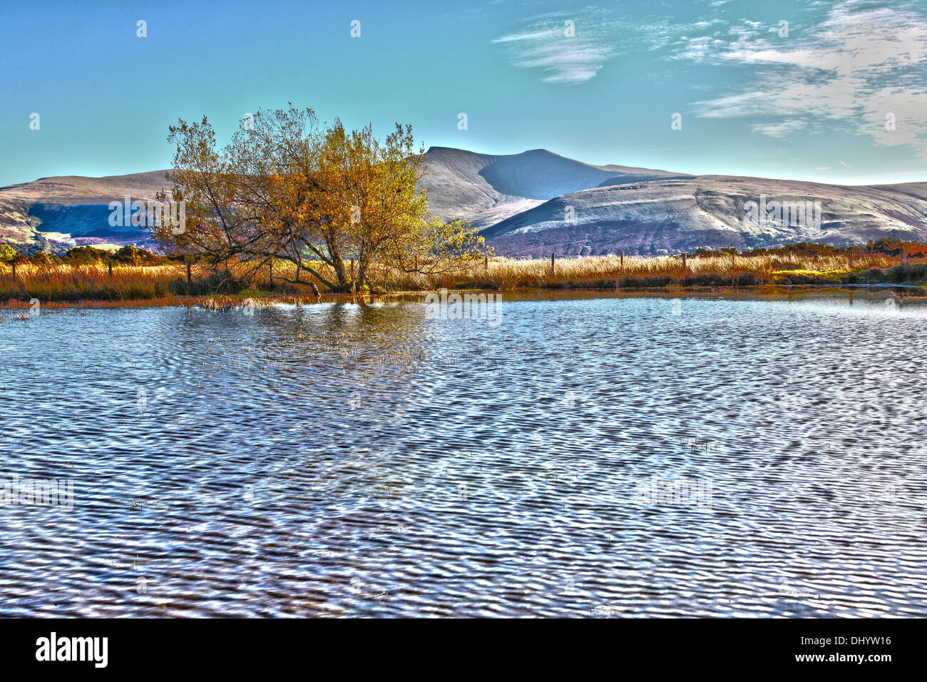 HDR-Aussicht auf See und Pen y Fan Berg in Brecon Beacons National park Stockfoto