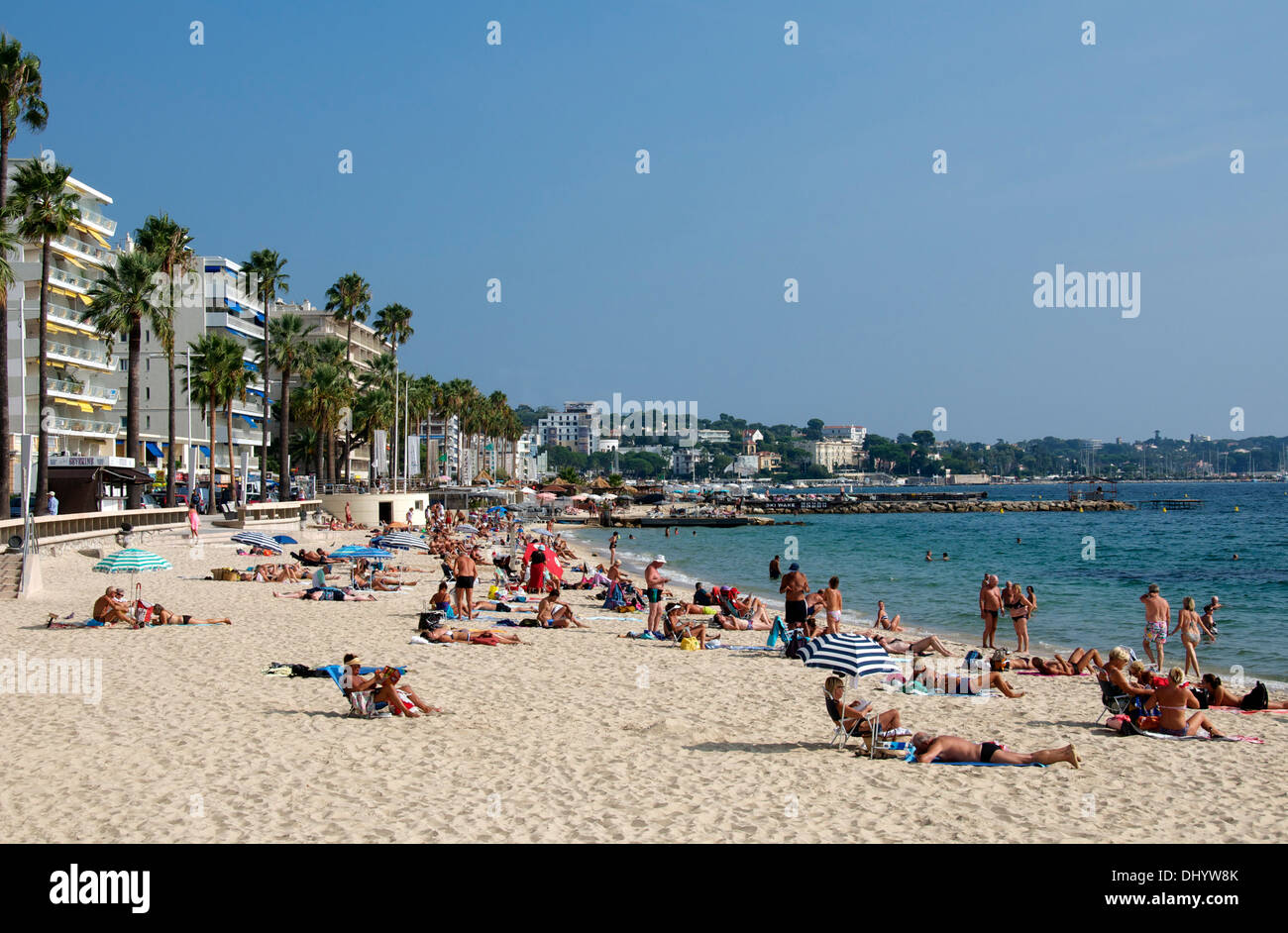Menschen unangenehm auf Juan Les Pins Strand Cote d ' Azure Französisch Riviera Provence Frankreich Stockfoto