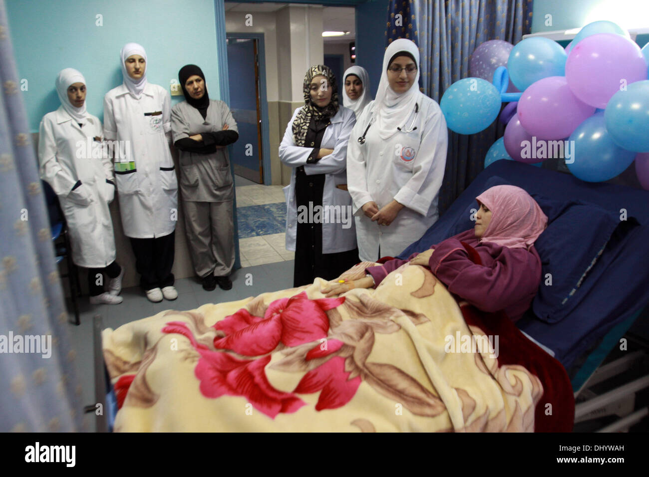 Nablus, West Bank, palästinensischen Gebiet. 17. November 2013. Eine palästinensische Krankenschwester spricht mit Ghadah Abd al-Rahim Hammad, eine Frau aus Gaza-Streifen, Sechslinge, in einem Krankenhaus in der West Bank Stadt Nablus, 17. November 2013 ausgeliefert. Hammad lieferte sechs gesunde Babys per Kaiserschnitt, Direktor von Nablus spezialisiert Krankenhaus Abd al-Rahim Kittan sagte Credit: Nedal Eshtayah/APA Images/ZUMAPRESS.com/Alamy Live News Stockfoto