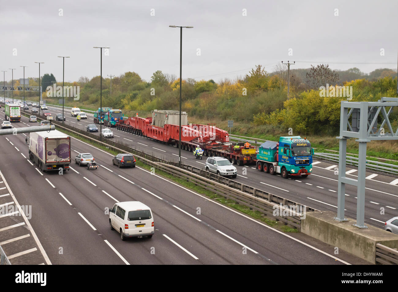 Ausfahrt 19 von M4, UK. 17. November 2013. Nach Außerbetriebnahmen sind Didcot Kraftwerk drei 640 Tonnen Transformatoren zu Avonmouth Docks für vorwärts Versand nach Deutschland geliefert.  Allelys Heavy Haulage Studley bewegen der Last bei Geschwindigkeiten von bis zu 10 km/h, die Last ist 100M lang und 5 m Breite, die es dauert, bis zwei Fahrspuren der Autobahn M4. Dies ist die Secon drei Transformatoren, die dritte wird voraussichtlich am 23. November 2013 verschoben werden. Bildnachweis: JMF Nachrichten/Alamy Live-Nachrichten Stockfoto