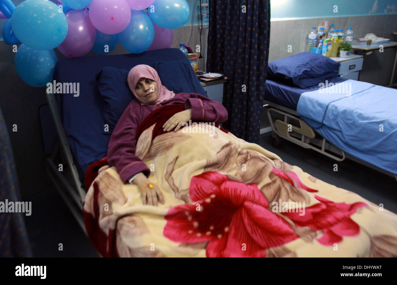 Nablus, West Bank, palästinensischen Gebiet. 17. November 2013. Ghadah Abd al-Rahim Hammad, eine Frau aus Gaza-Streifen, Sechslinge, geliefert, legt auf einem Krankenhausbett in der West Bank Stadt Nablus, 17. November 2013. Hammad lieferte sechs gesunde Babys per Kaiserschnitt, Direktor von Nablus spezialisiert Krankenhaus Abd al-Rahim Kittan sagte Credit: Nedal Eshtayah/APA Images/ZUMAPRESS.com/Alamy Live News Stockfoto