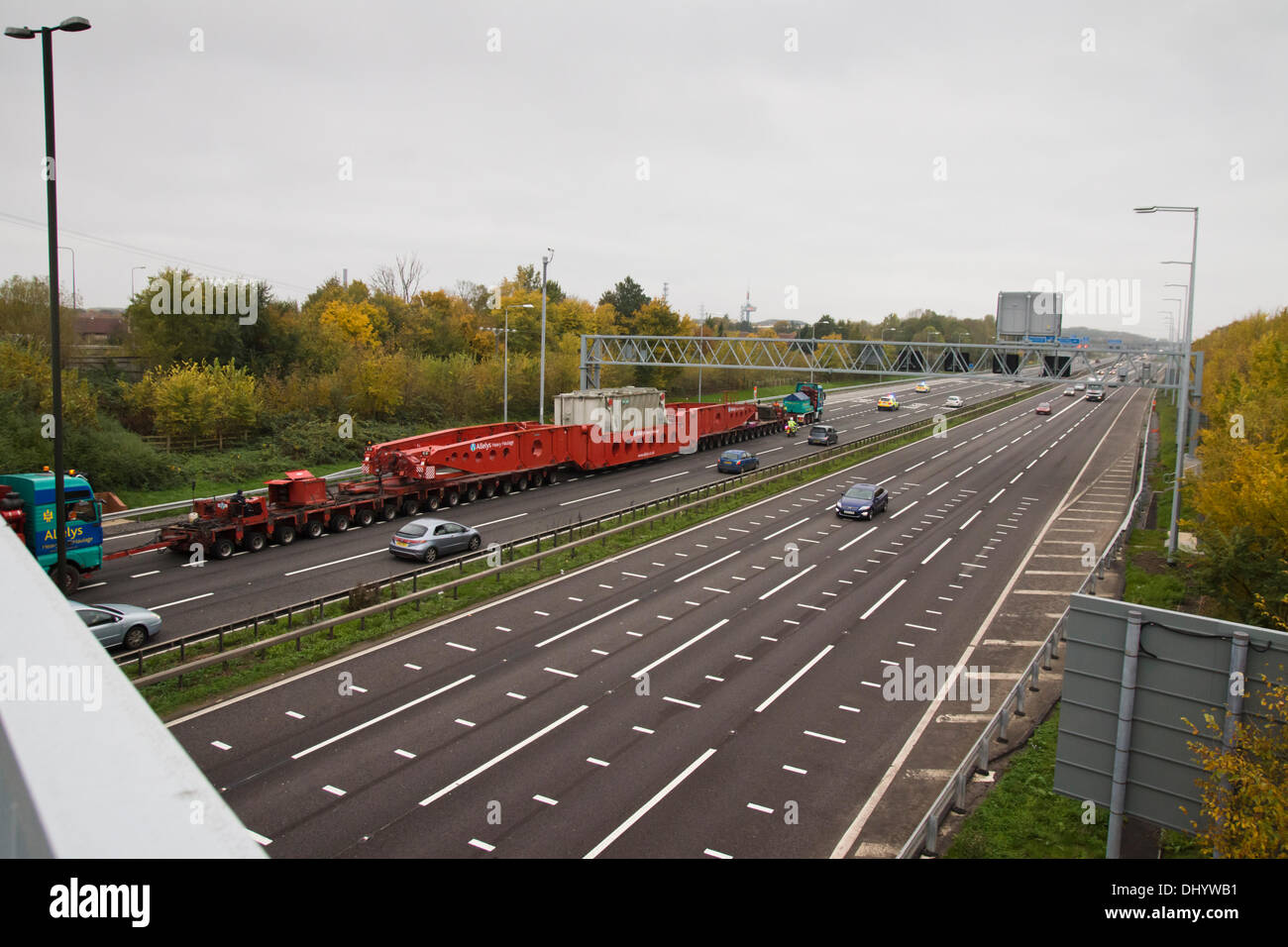 Ausfahrt 19 von M4, UK. 17. November 2013. Nach Außerbetriebnahmen sind Didcot Kraftwerk drei 640 Tonnen Transformatoren zu Avonmouth Docks für vorwärts Versand nach Deutschland geliefert.  Allelys Heavy Haulage Studley bewegen der Last bei Geschwindigkeiten von bis zu 10 km/h, die Last ist 100M lang und 5 m Breite, die es dauert, bis zwei Fahrspuren der Autobahn M4. Dies ist die Secon drei Transformatoren, die dritte wird voraussichtlich am 23. November 2013 verschoben werden. Bildnachweis: JMF Nachrichten/Alamy Live-Nachrichten Stockfoto