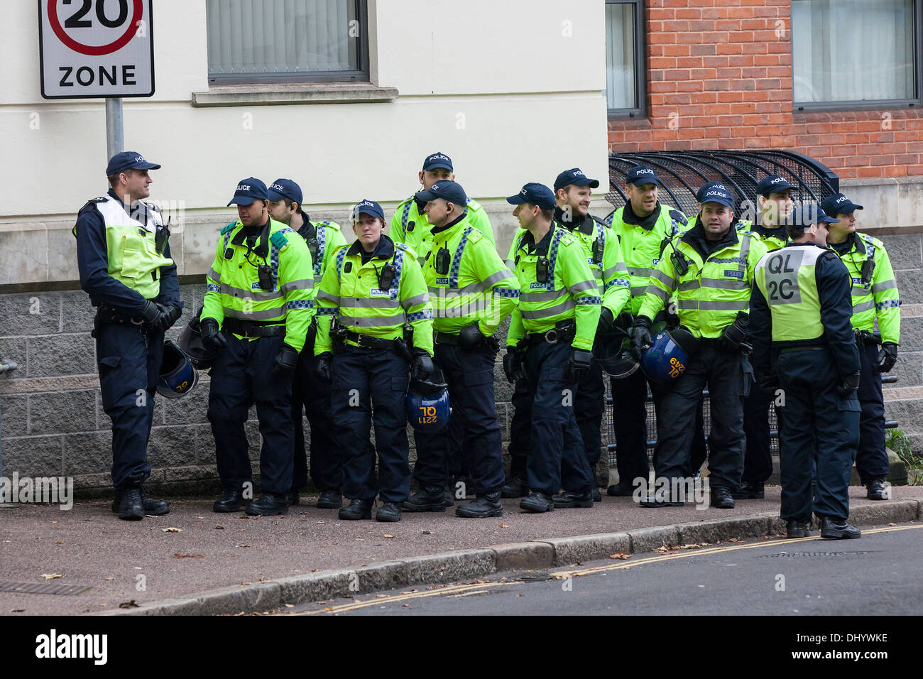 Eine Gruppe von britischen Polizei mit Riot Helme bereit. Stockfoto