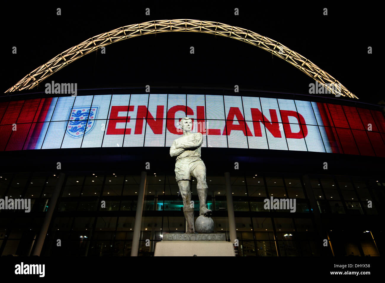 Die Bobby Moore-Statue im Wembley-Stadion vor dem berühmten Bogen und große England-banner Stockfoto