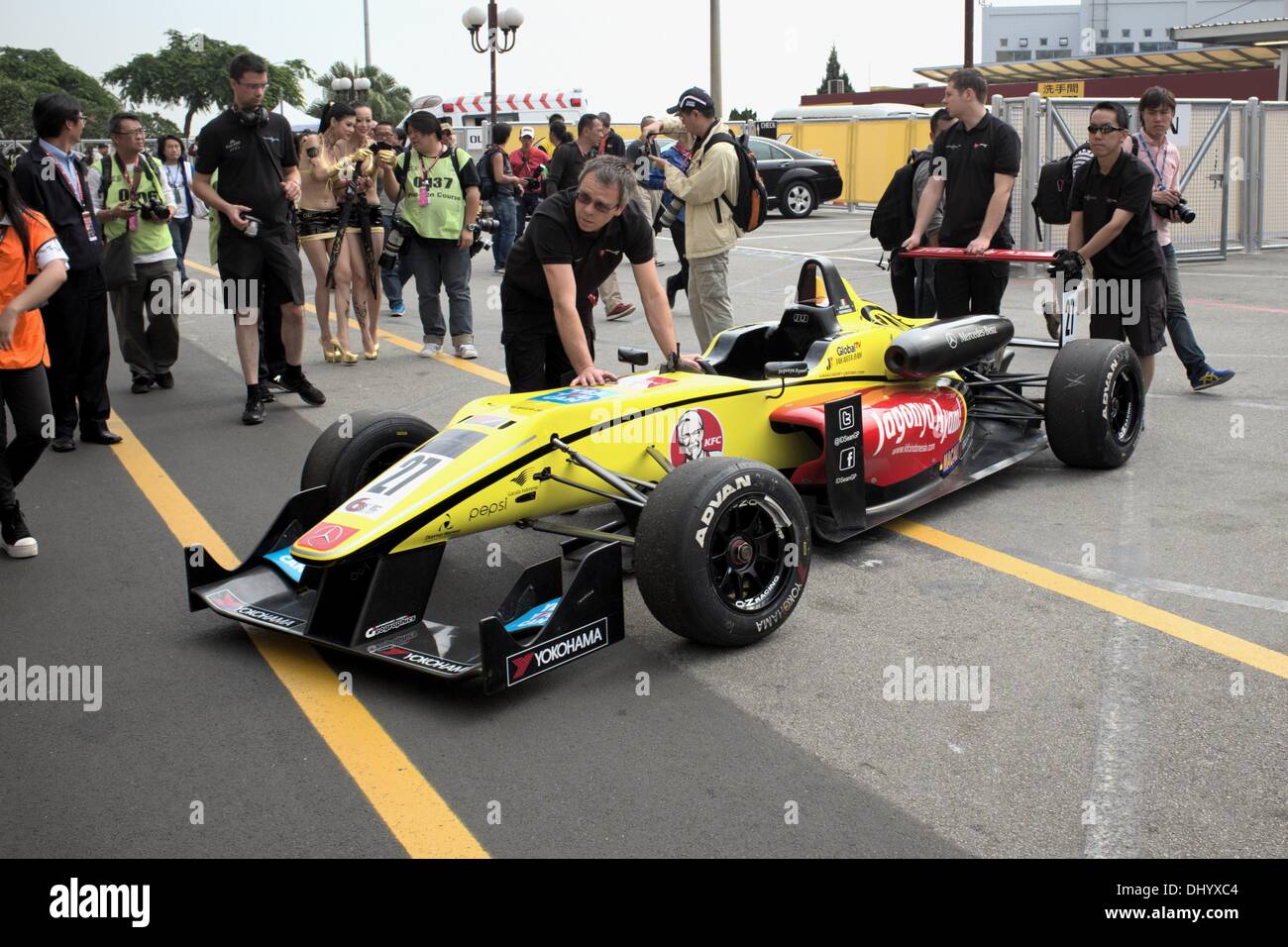 Crew schiebt Formel 3 Wagen im Boxenbereich der Macau Grand Prix Stockfoto