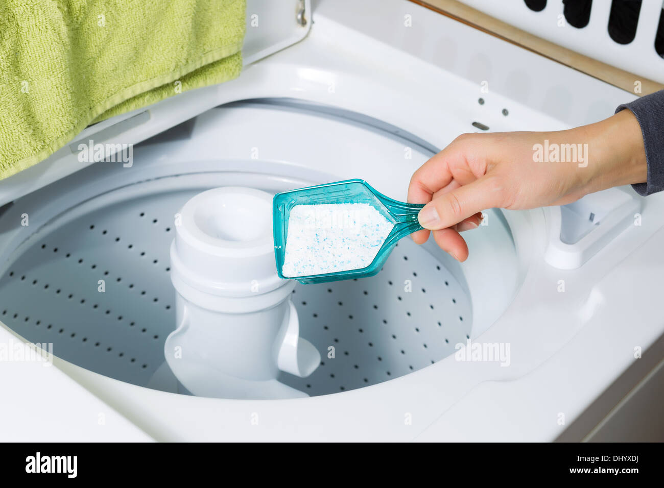Horizontale Foto weibliche Hand setzen in Pulverform Seife in Waschmaschine für die Wäsche Stockfoto