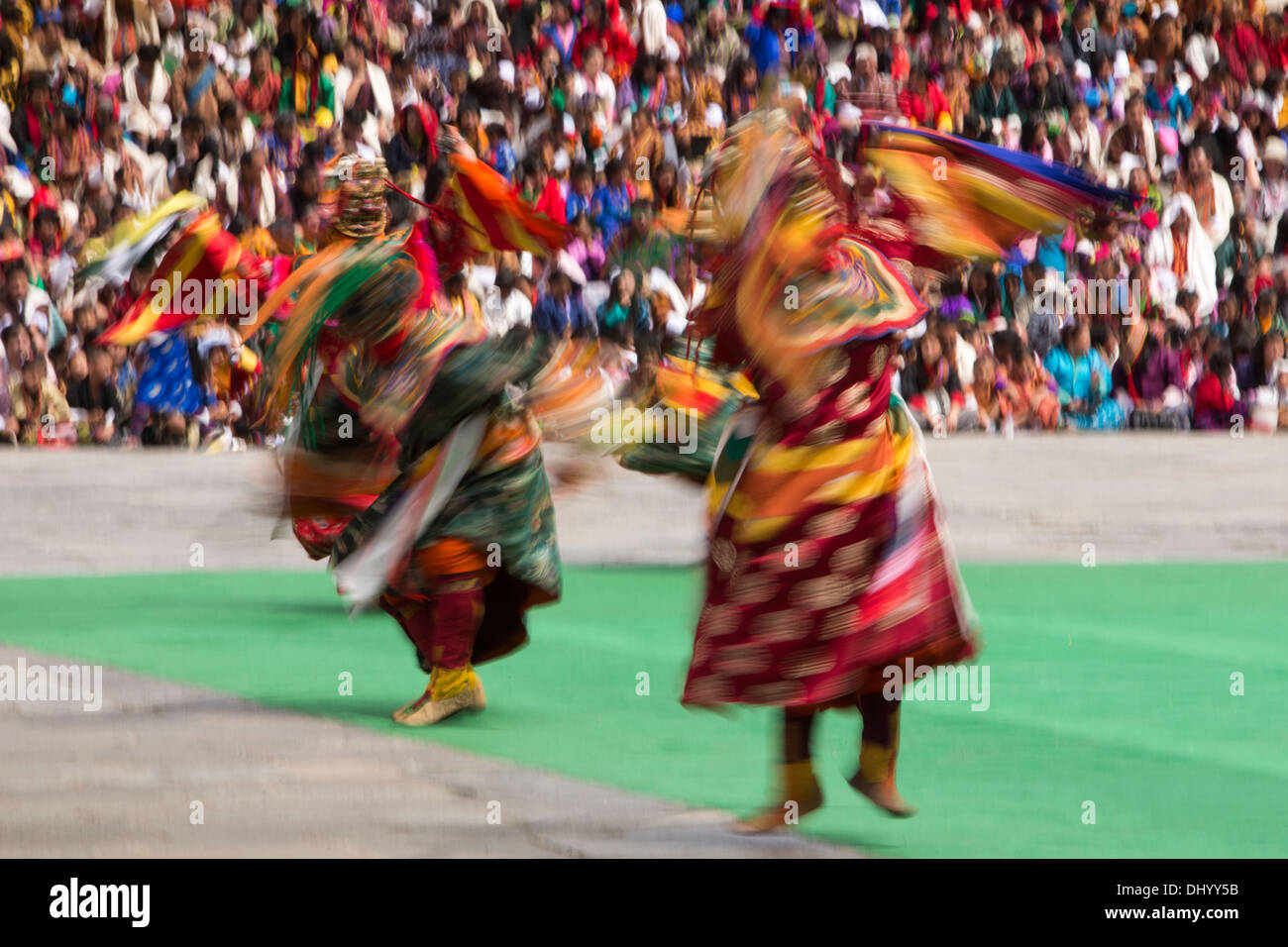 Bhutan, Thimpu Dzong, jährliche Tsechu, Tanz der drei Arten von Ging, verschwommen Tänzer Stockfoto