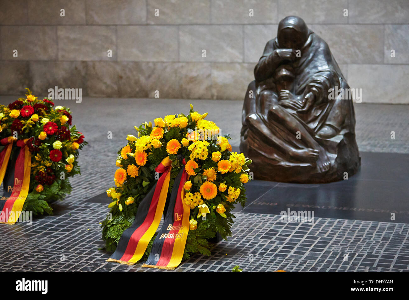 Berlin, Deutschland, 17 November 2013.die Bundespräsident und die Vertreter der Bundesregierung und des Landes Berlin legen Kränze auf Deutsch Memorial Day am neuen Wache in Berlin. Bild: Kränze auf Deutsch Memorial Day am neuen Wache in Berlin. Stockfoto