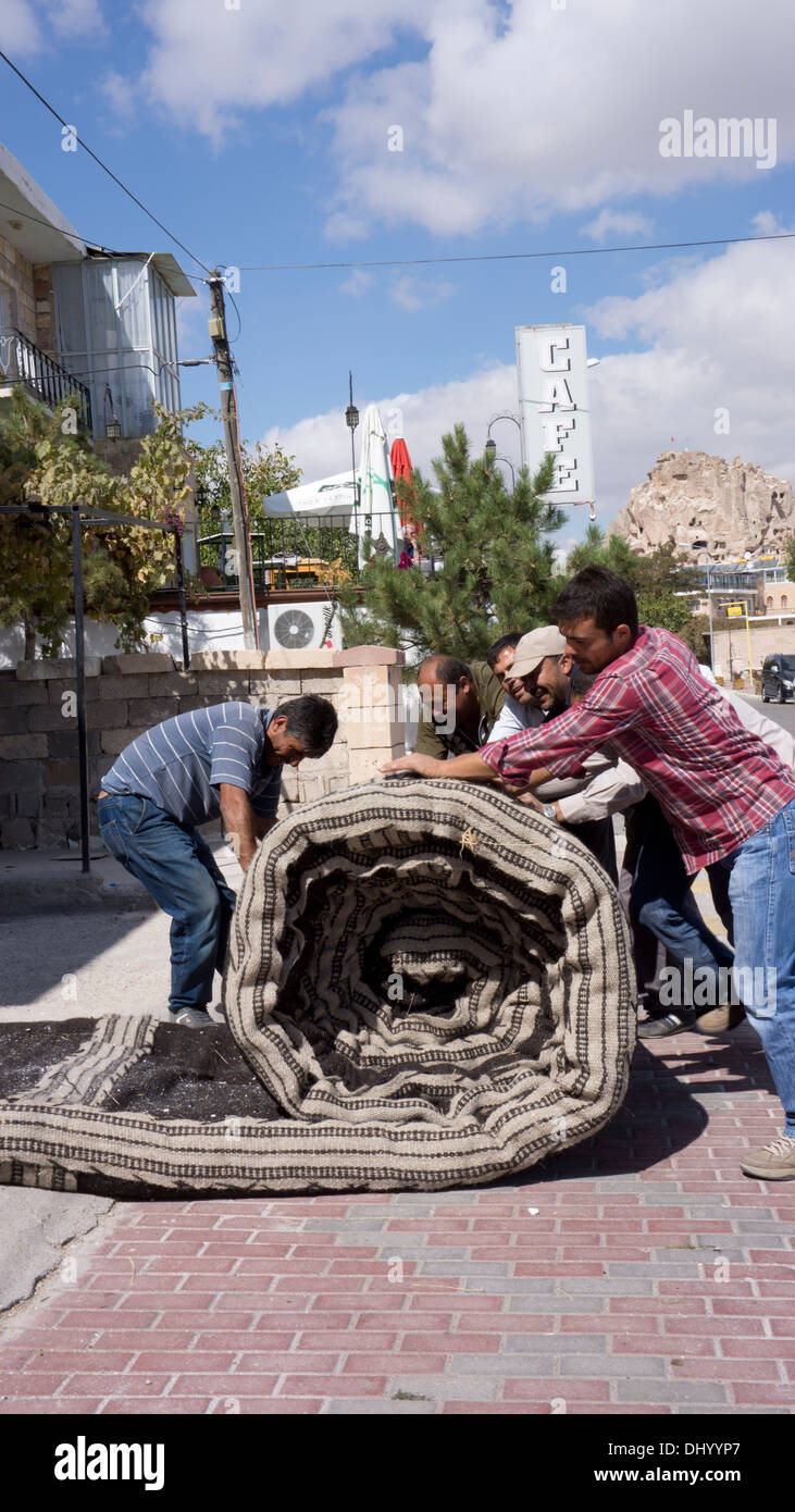 Männer, die rollende einem Beduinenzelt Stil für die Lagerung Stockfoto