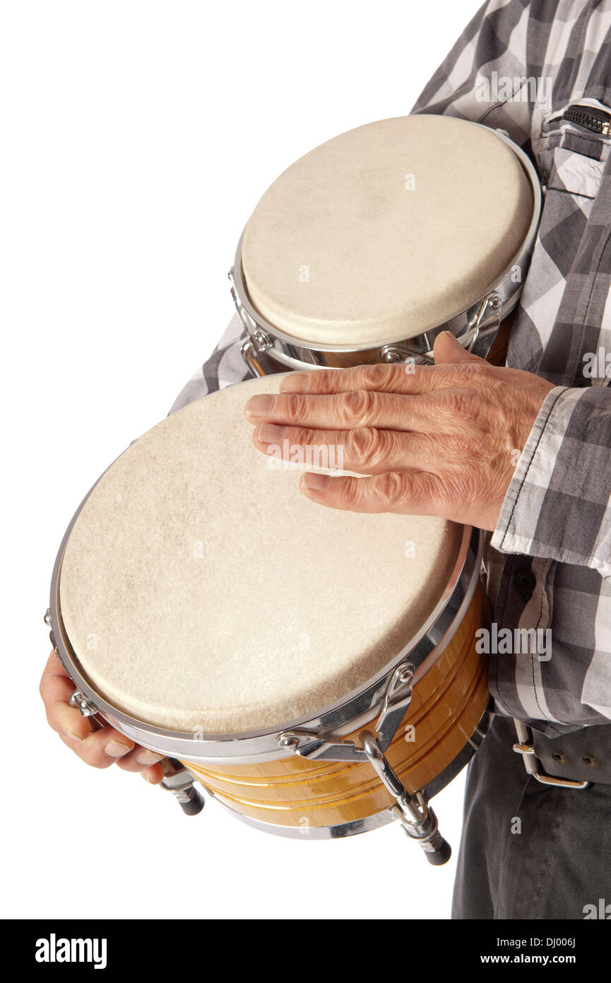 Männliche Figur spielen und Trommeln auf Bongo set unter dem arm Stockfoto