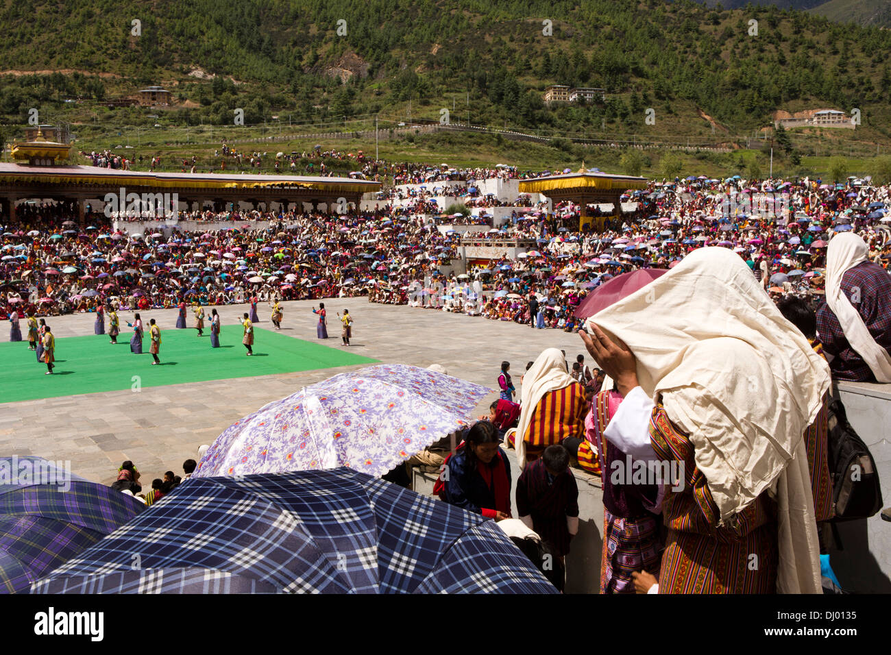 Bhutan, Thimpu Dzong, jährliche Tsechu Festivalpublikum schützt vor Sonne Stockfoto