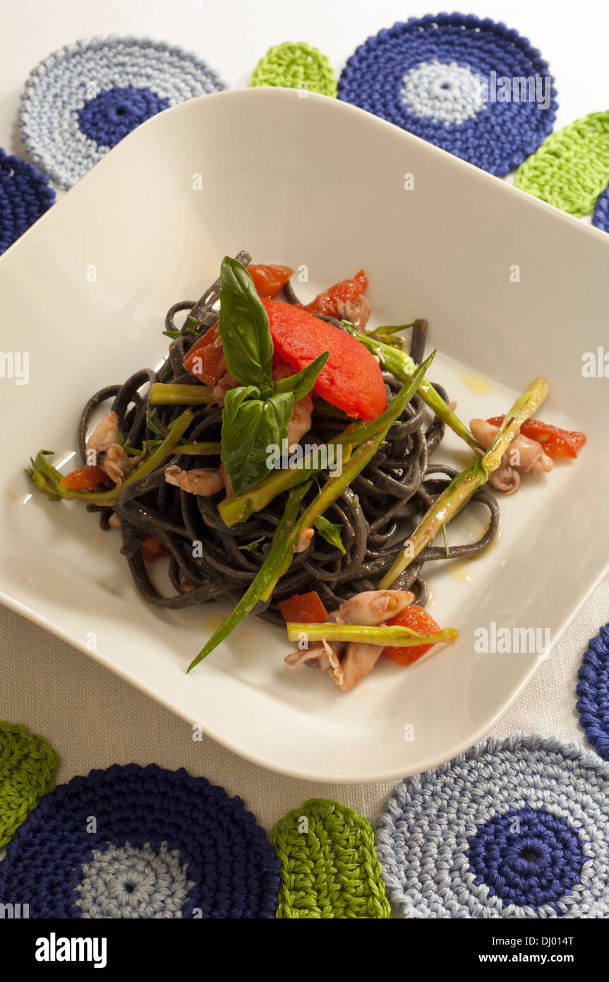Schwarzen Tintenfisch-Tinte-Linguine mit Tintenfisch und puntarelle Stockfoto