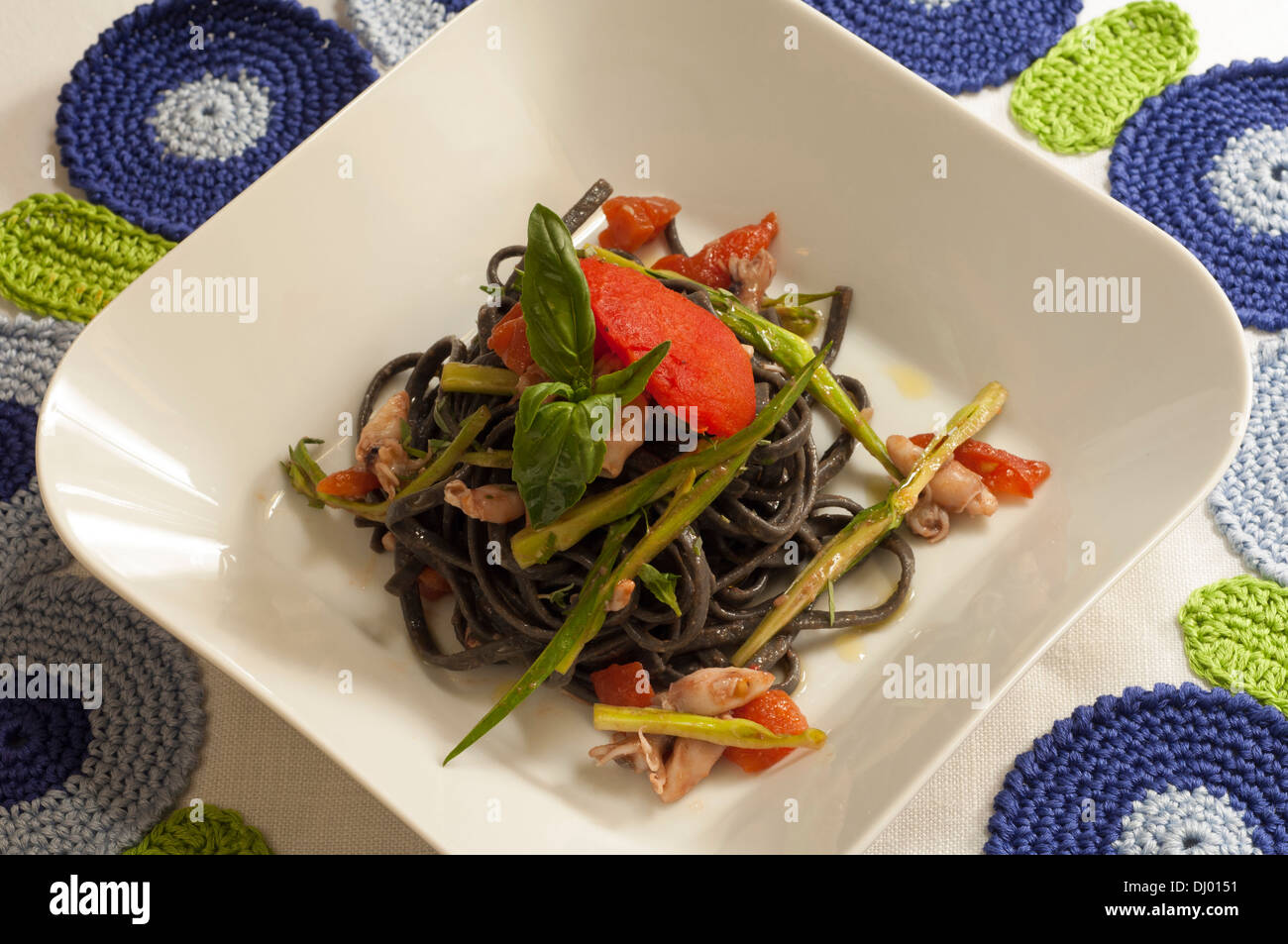 Schwarzen Tintenfisch-Tinte-Linguine mit Tintenfisch und puntarelle Stockfoto