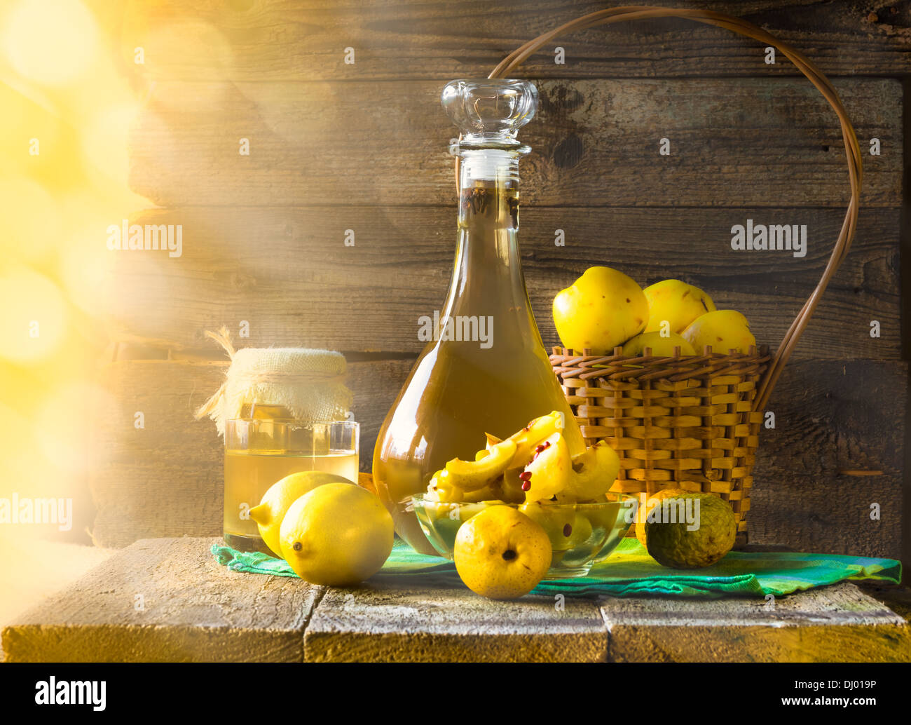 Tinktur aus Quitten und Früchte auf einem Holztisch Stockfoto