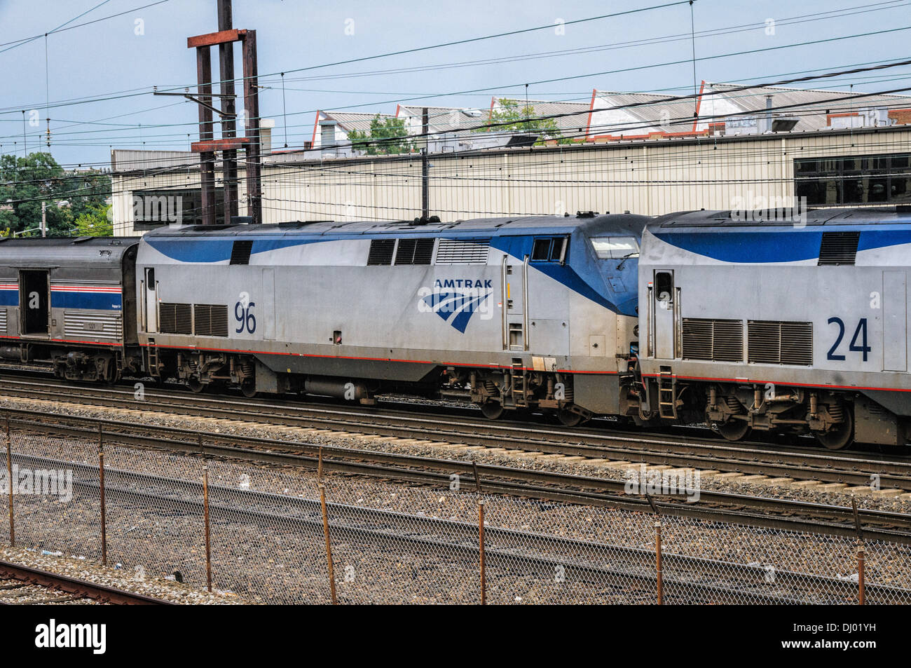 Amtrak P42DC Lokomotiven Nr. 24 & 96 nähert sich Union Station, Washington, DC Stockfoto