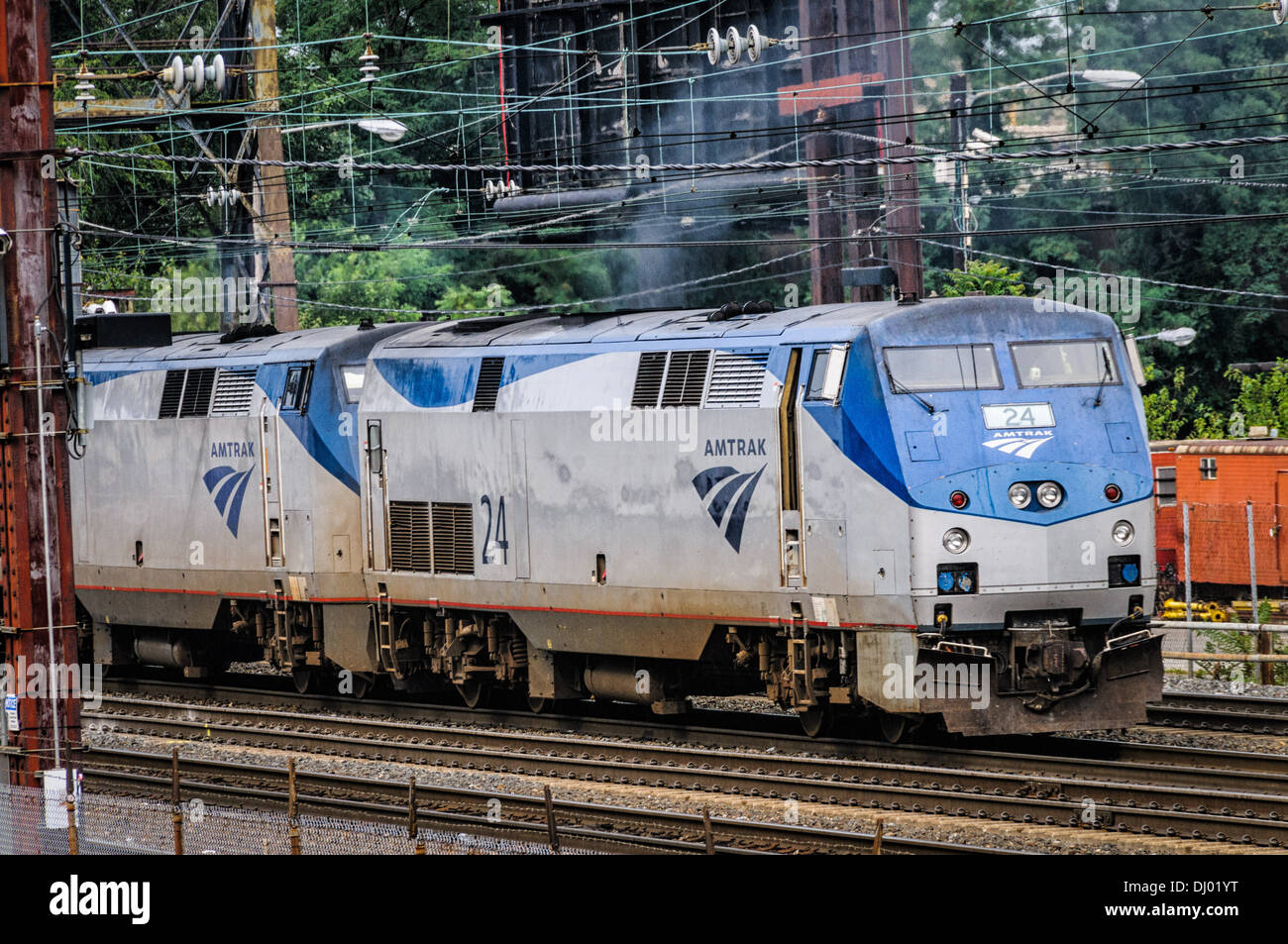 Amtrak P42DC Lokomotiven Nr. 24 & 96 nähert sich Union Station, Washington, DC Stockfoto