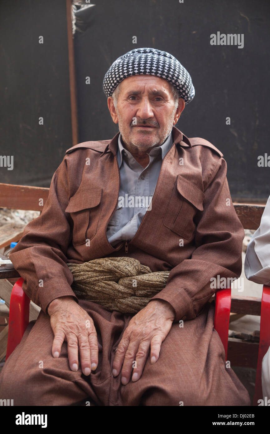 Alter Mann, gekleidet in eine traditionelle kurdische Kleidung Stockfoto