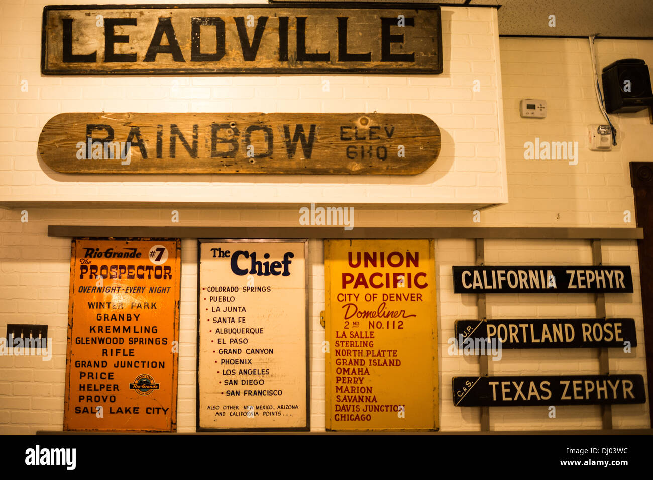 Das Colorado Railroad Museum Eisenbahnschilder Golden Colorado // historische Eisenbahnschilder sind im Colorado Railroad Museum in Golden, Colorado zu sehen. Stockfoto