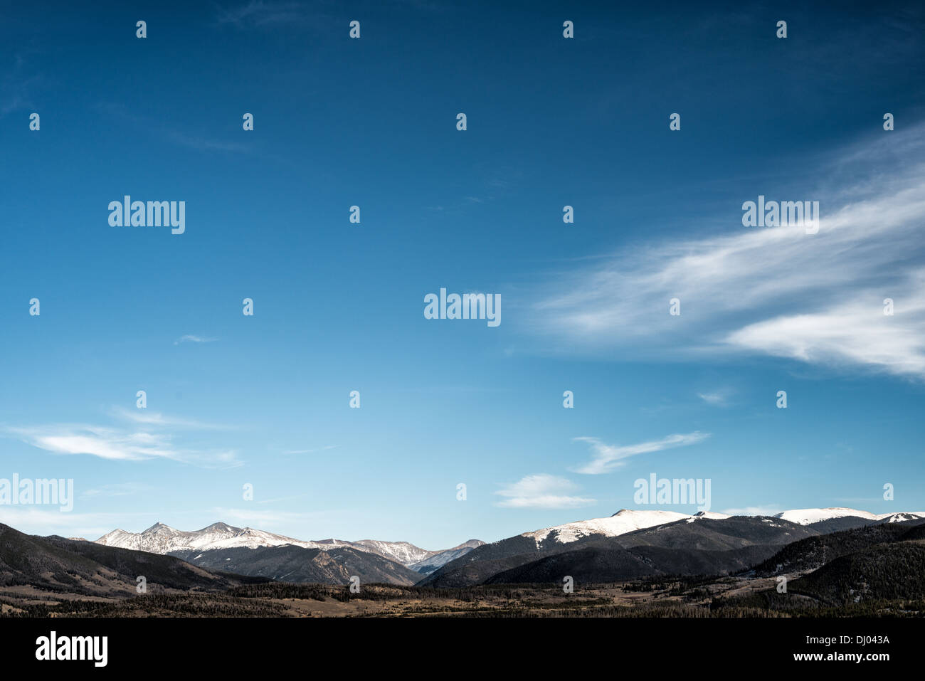 SUMMIT COUNTY, Colorado, USA – das Dillon Reservoir, umgeben von den majestätischen Rocky Mountains, bietet eine atemberaubende Landschaft im Summit County, Colorado. Der Stausee, bekannt für sein kristallklares Wasser, ist ein beliebtes Ziel für Bootstouren, Angeln und Wanderungen. Die malerische Aussicht und die ruhige Umgebung machen das Dillon Reservoir zu einem typischen Ort für Naturliebhaber und Outdoor-Enthusiasten. Stockfoto