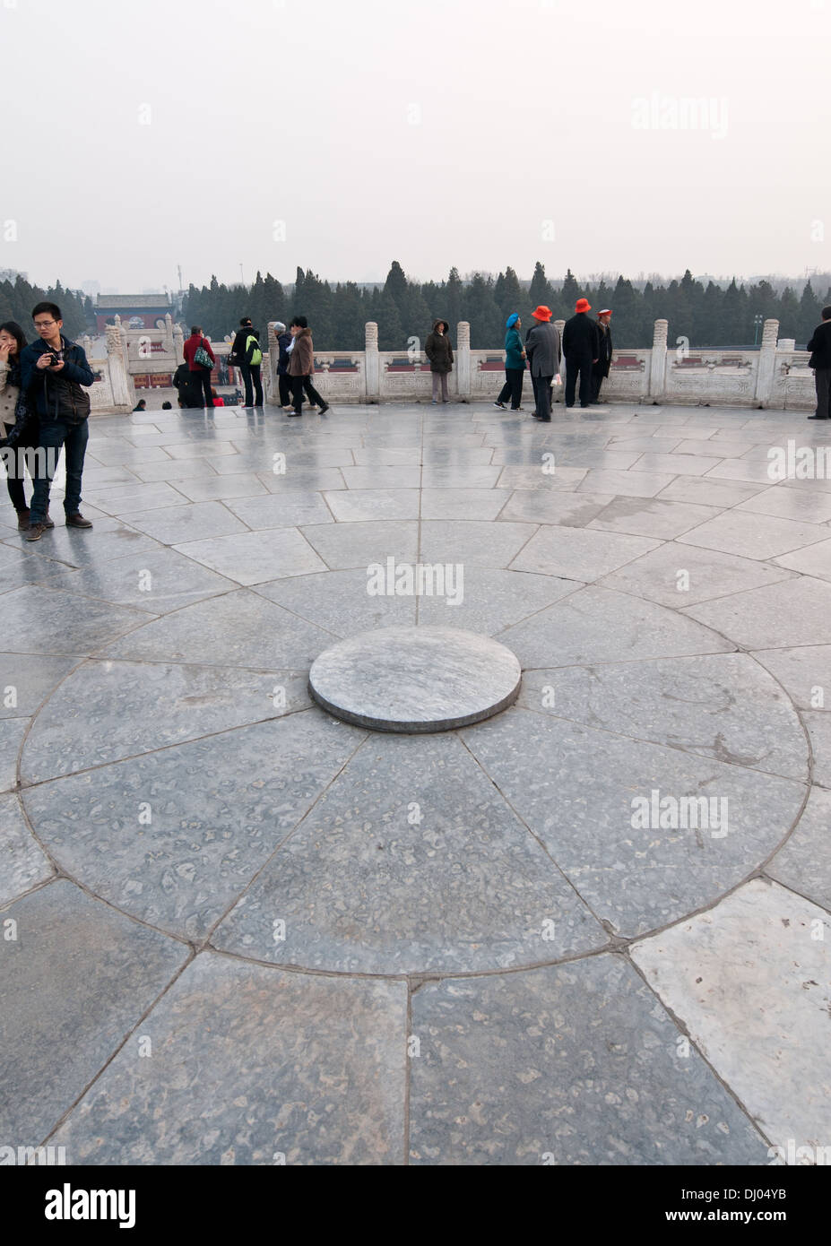 zentralen Stein auf runden Erdwall-Altar Plattform, Teil der Himmelstempel in Peking, China Stockfoto