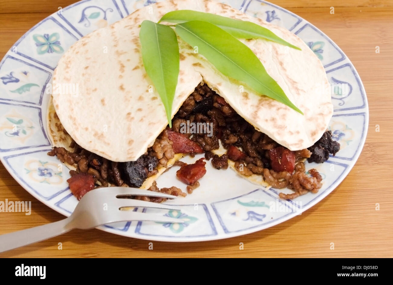 Fleischpastete auf einem Holztablett Stockfoto