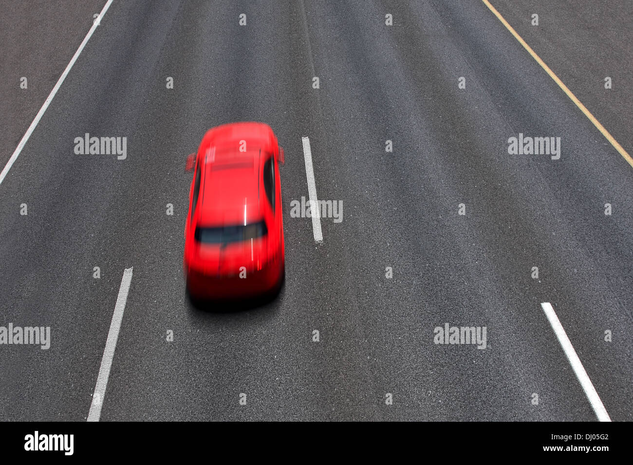 Rotes Auto bewegt sich schnell auf leere mehrspurigen Autobahn (Langzeitbelichtung, Bewegung verwischt, Ansicht von oben). Stockfoto