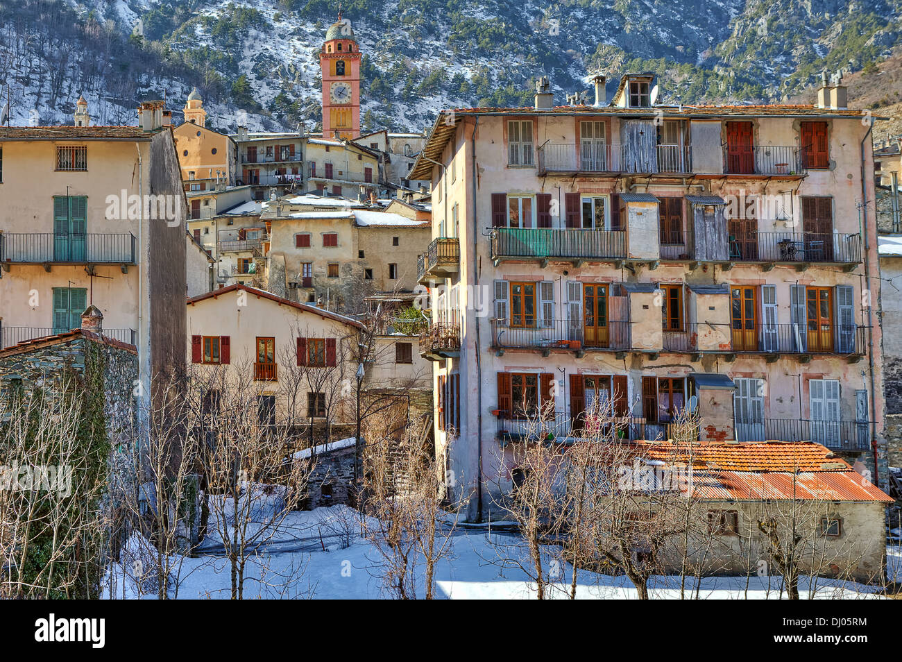 Alte Häuser am Hang des Berges in Tende - kleine Alpenstadt auf Französisch - italienischen Grenze. Stockfoto