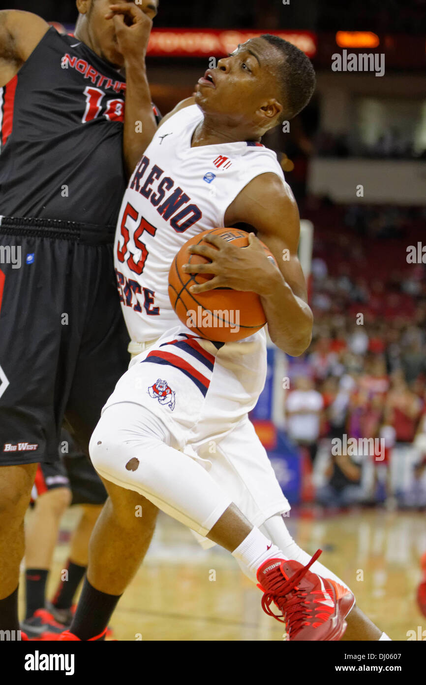 16. November 2013 gewonnen Fresno, CA - Fresno State Guard Allen Huddleston (in weiß) im Spiel zwischen dem Northridge Matadors und Fresno State Bulldogs bei Save Mart Center in Fresno State Fresno, CA. 80 bis 64. Stockfoto