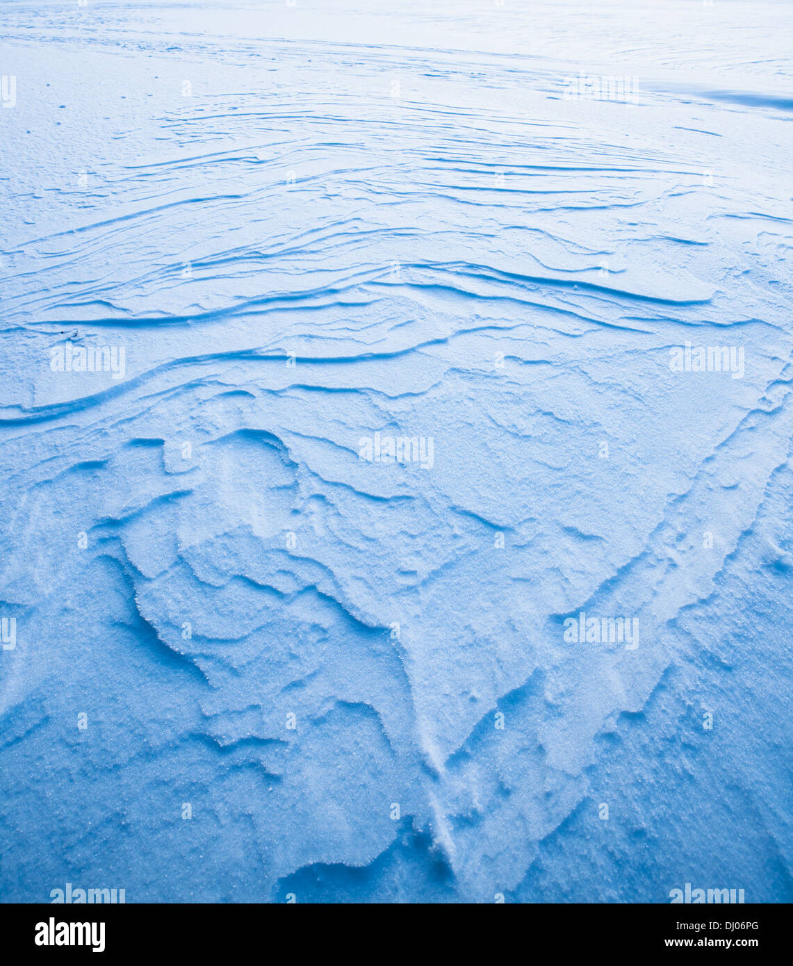 Wellig Windmuster im Schnee Stockfoto