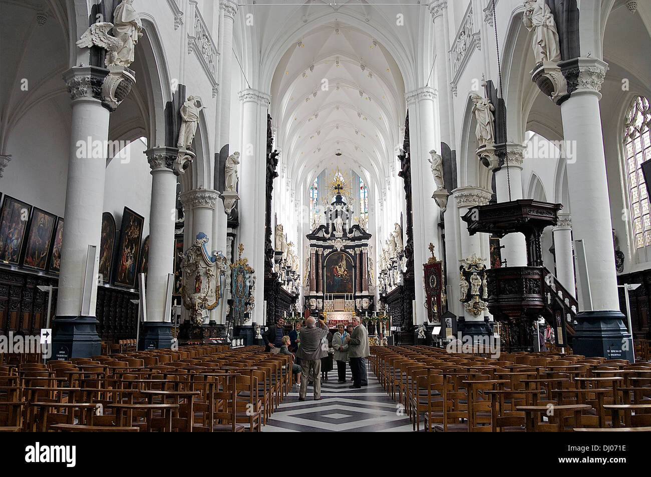 Europa, Belgien, Antwerpen. Besucher bewundern und fotografieren die prächtige Innenausstattung von St-Studienkonferenz (Paulskirche) Stockfoto